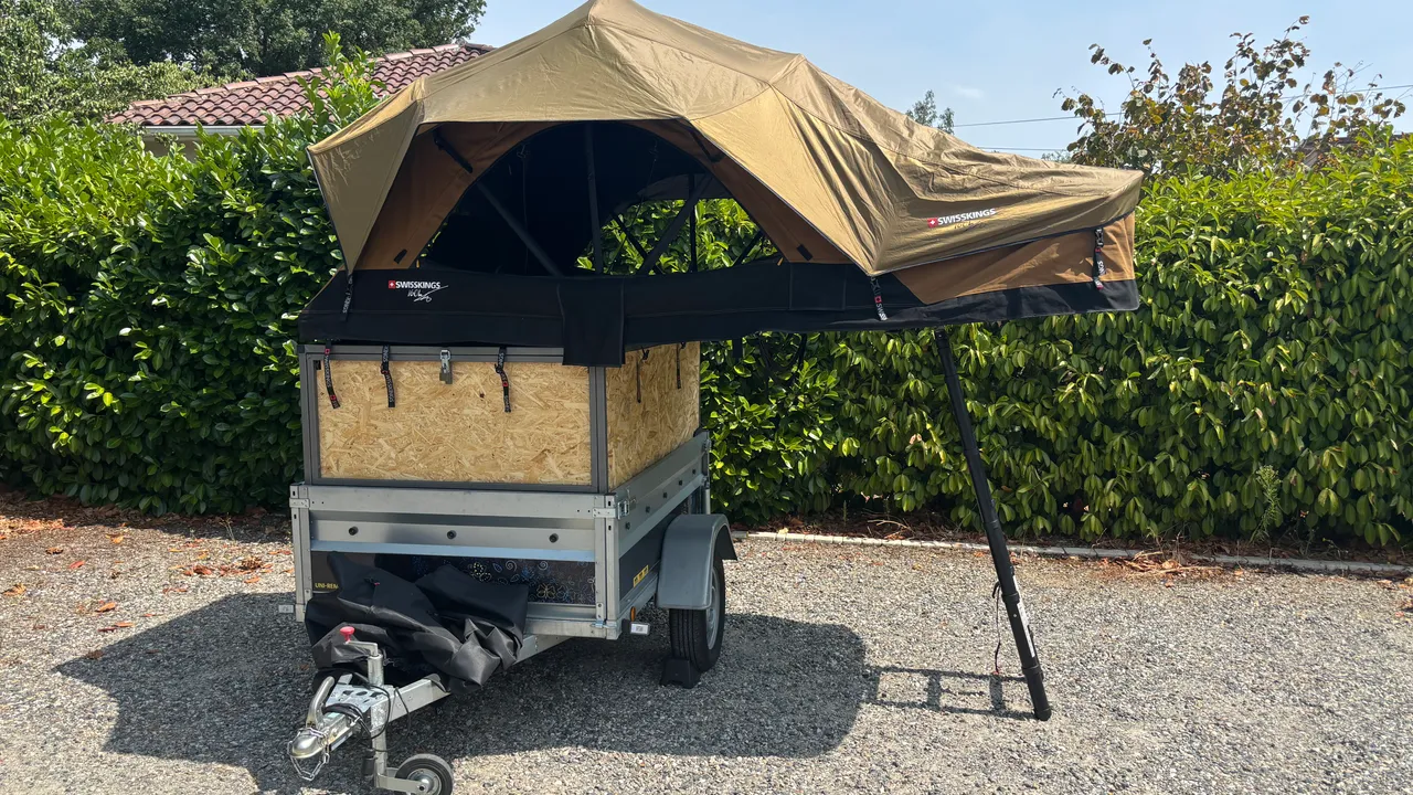 La Boîte à Bivouac sur sa remorque, tente de toit déployée
