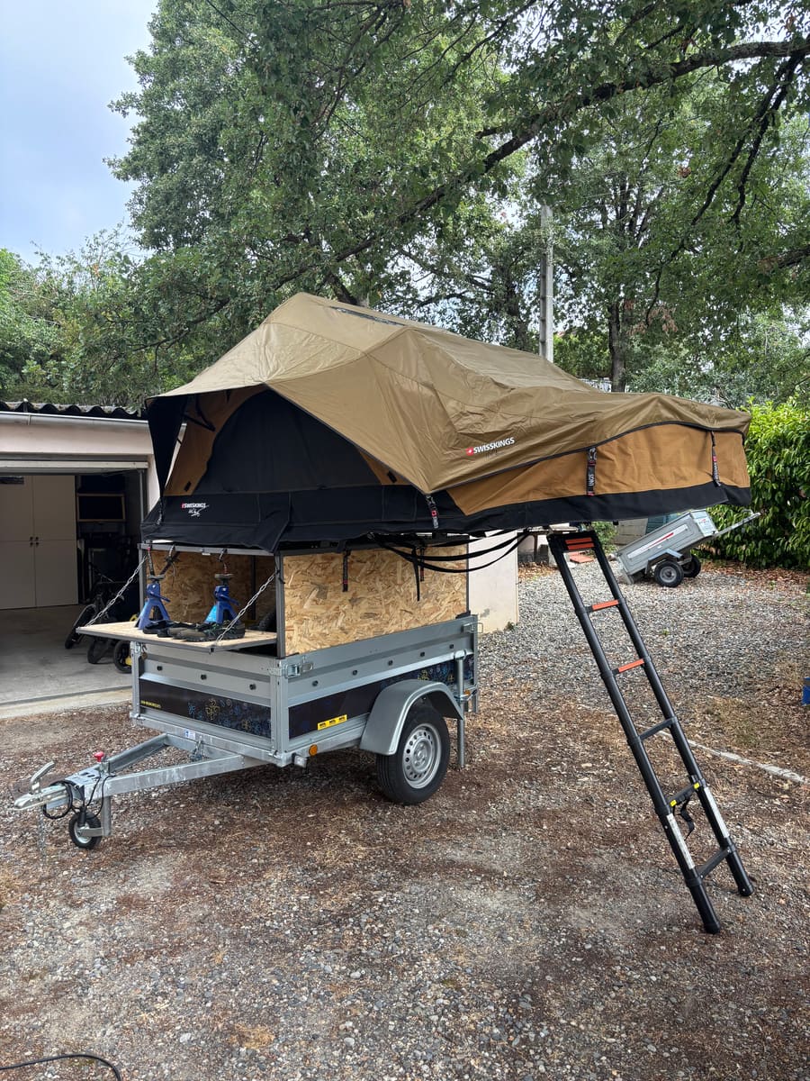 La Boîte à Bivouac avec la tente de toit déployée