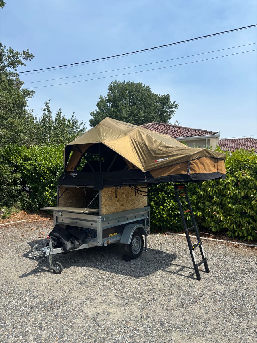 La Boîte à Bivouac, tente de toit déployée avec l'échelle